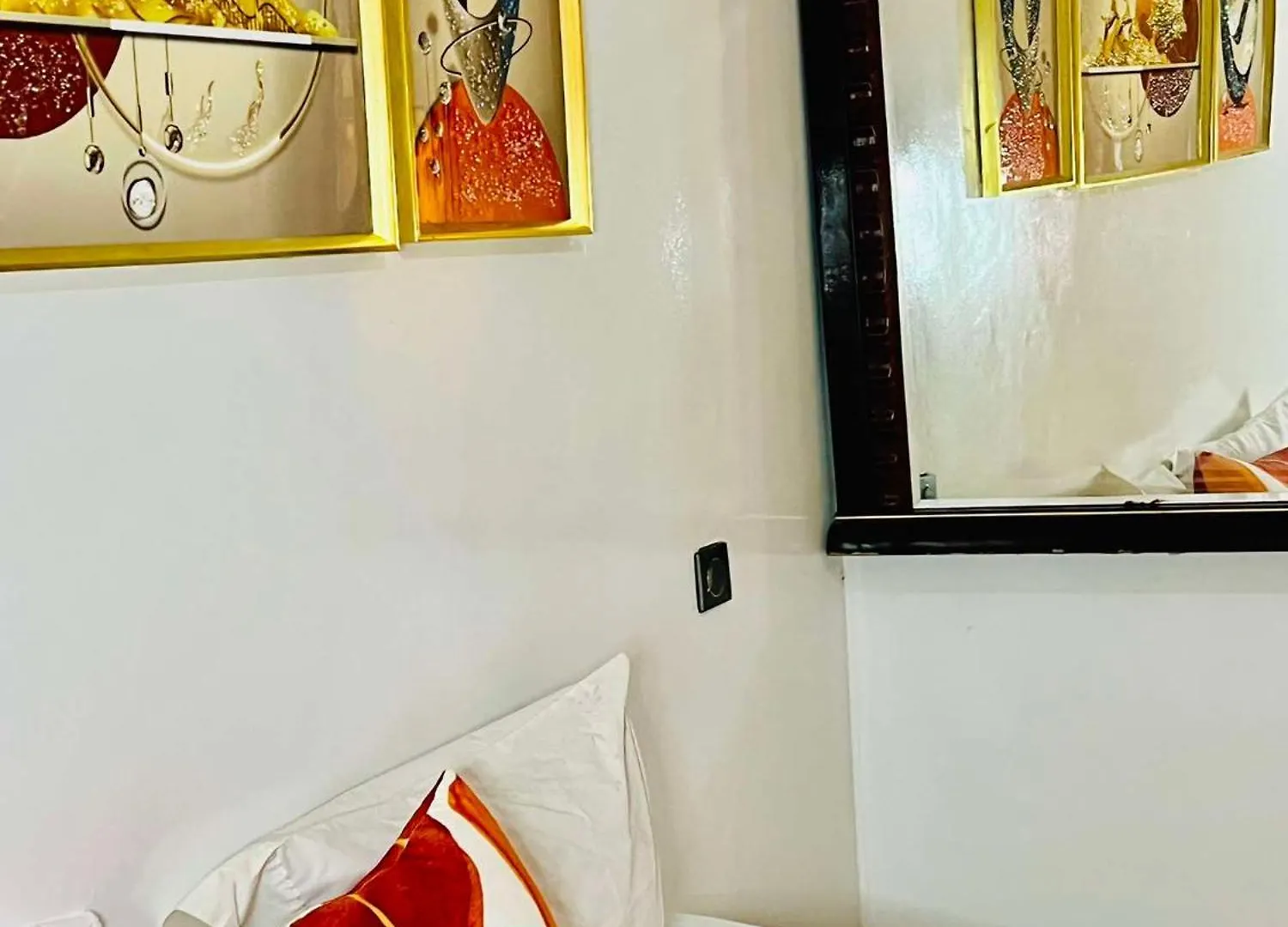 Orange Room Dakar 0*,